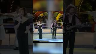 Con un nudo en la garganta te dije adiós, con el alma hecha pedazos perdí tu amor. #pimpinela