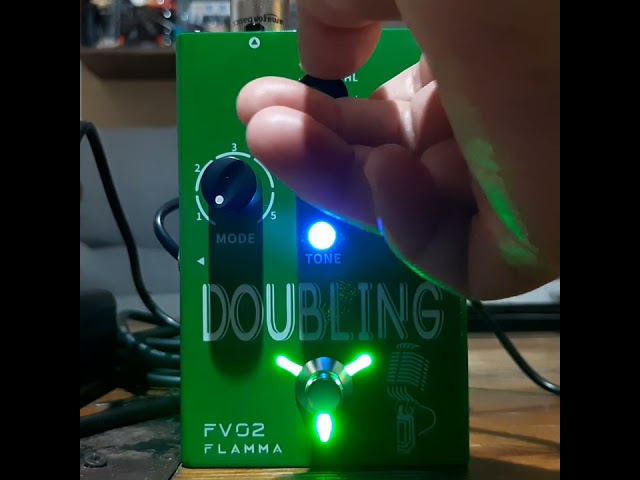Vídeo relacionado con FLAMMA FV02 - Pedal de efectos de doble procesador vocal, efectos vocales duplicados, amplificador de micrófono Stompbox con efectos de coro de reverberación, compatible con múltiples modos vocales
