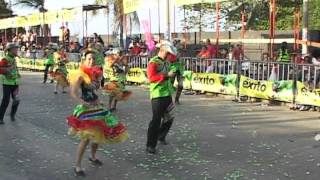 preview picture of video 'De La Norte Al Carnaval En Los Desfiles Batalla de Flores y Gran Parada de Comparsas 2013'