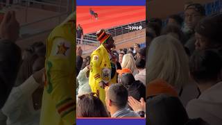 مشجع زيمبابوي يلعب دور الكابو ويطالب المغاربة برفع إيقاع التشجيع thumbnail