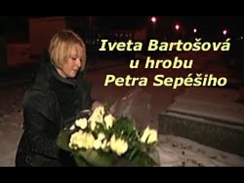 Iveta Bartošová u hrobu Petra Sepéšiho.