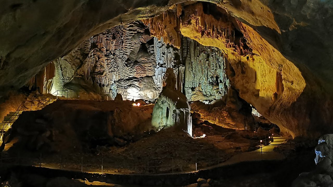 Пещера эмине баир хосар фото. Эмине-Баир-Хосар пещера в Крыму. Пещера Эмине Баир Хосар Мамонтовая пещера. Пещеры мраморная и Эмине-Баир-Хосар. Мамонтова пещера в Крыму.