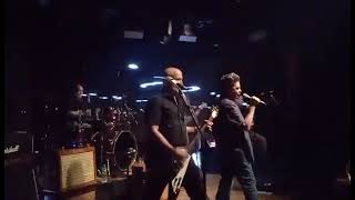 Razorback - Paghihintay