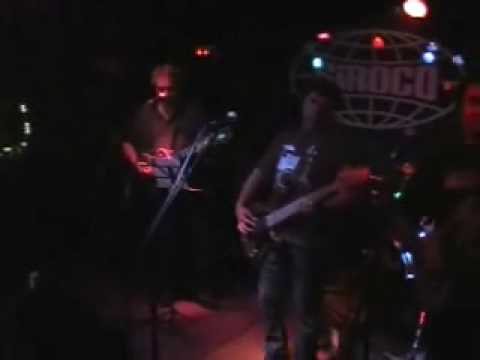 Desconocidos - ¿Que hace una chica como tu en un sitio como este?