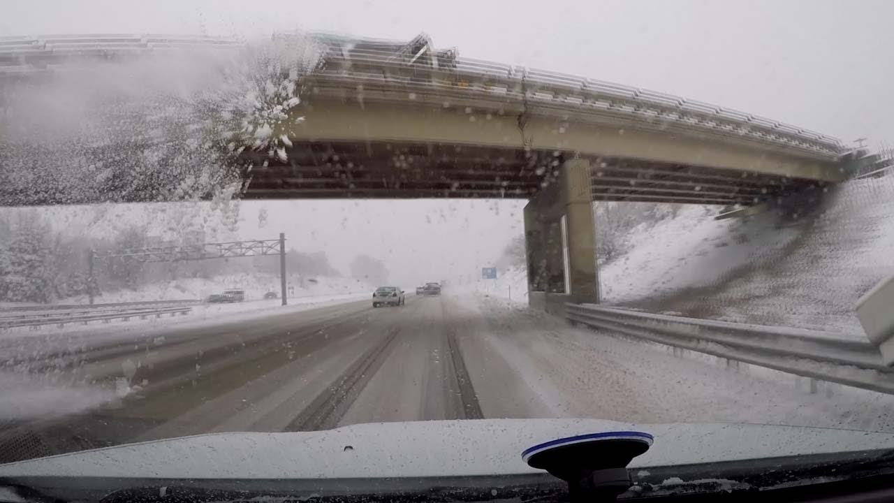 Хотел проехать под мостом на свою голову...