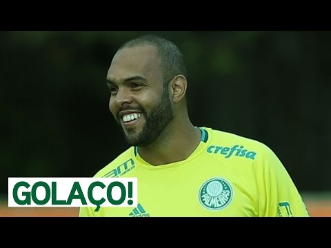 Alecsandro faz golaço de bicicleta