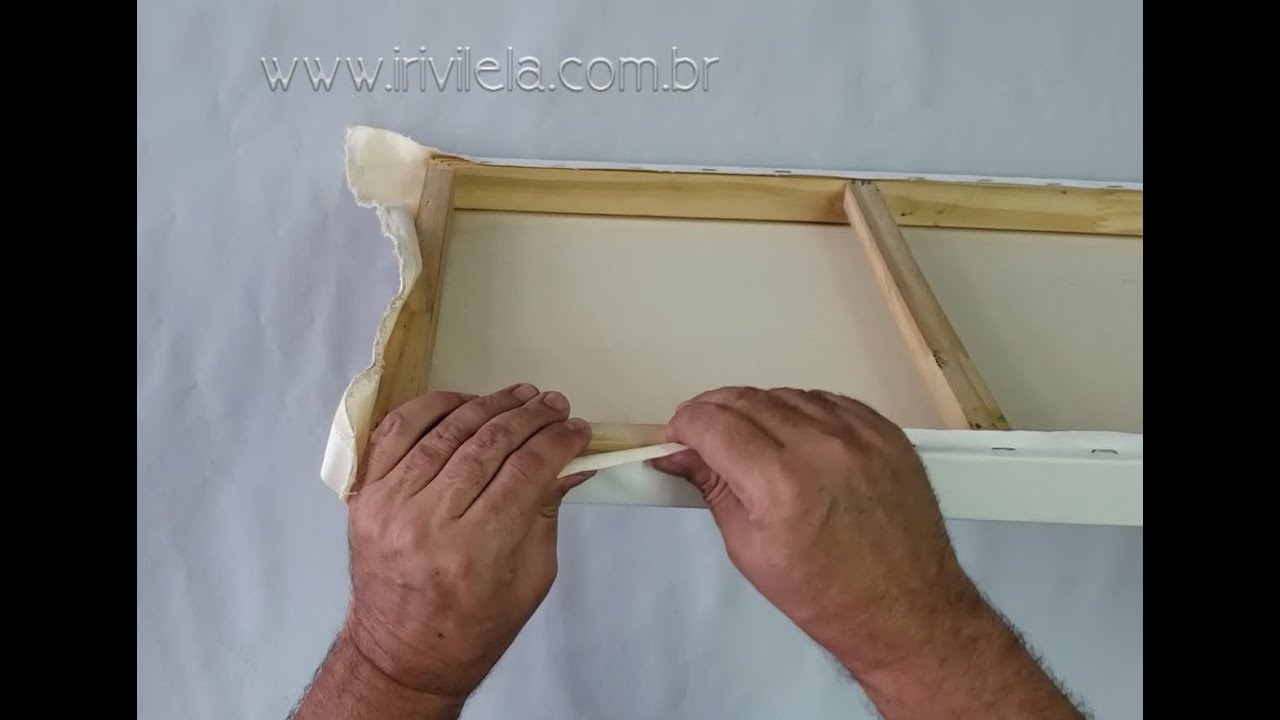 Esticar um tecido em um chassis de tela de pintura.