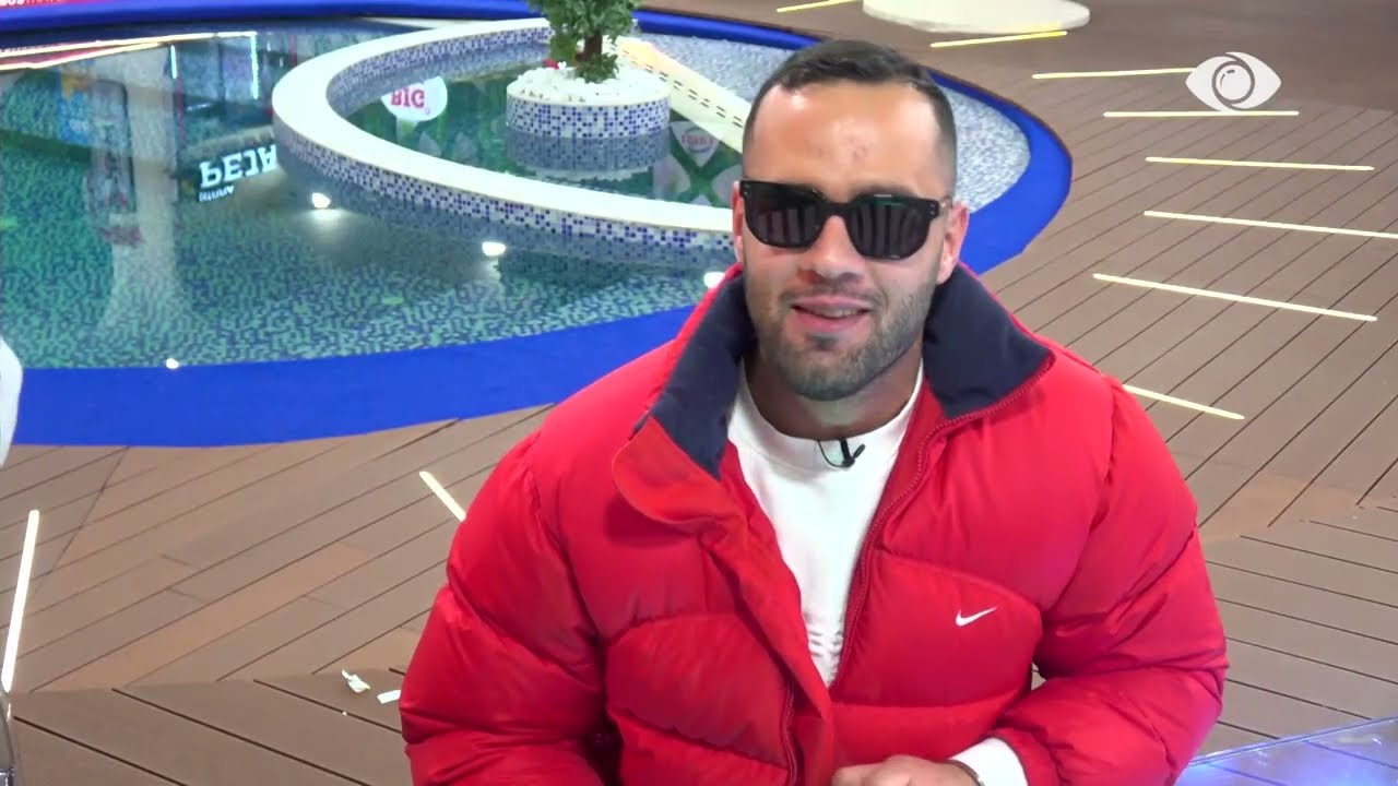 Nuk ka gjë më të thjeshtë.../ Stenaldo tenton të gjejë se kush është ulur afër tij