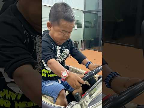 Di cukur di mobilan polici