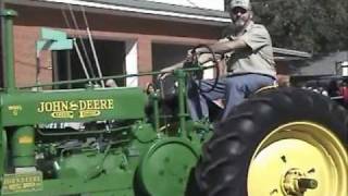 preview picture of video 'Antique Tractors in the Rice Festival Parade'
