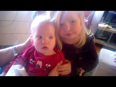 Róbert spiller blokkfløyte for Rósa og Regína