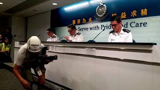 E i fotoreporter di Hong Kong partecipano alla conferenza stampa della HKPF in tenuta antisommossa d