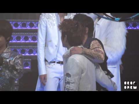 [FANCAM] 130101 Precious Onew back-hugging/waving/interacting w/ hyungs + dongsengs + staff @ 3nd!ng