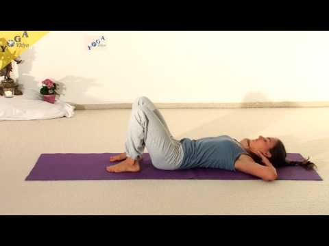 Yoga-Bauchmuskelübung mit Fingerspitzen am Kopf