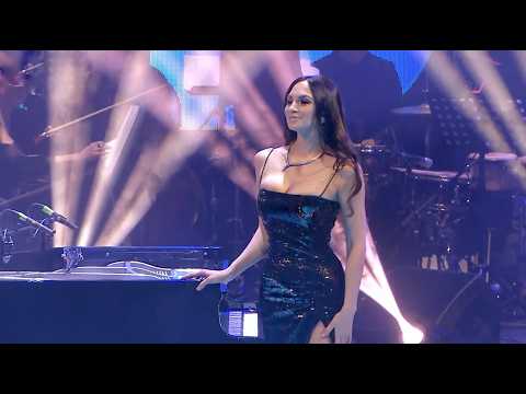 Lola - Carol of the Bells (Live with Orchestra)