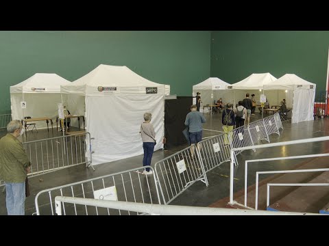 Vecinos de Ordizia (Gipuzkoa) votan con normalidad en plena crisis del COVID-19