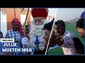 Chaotisch bezoek Sinterklaas aan containerkamp Qatar: ‘Helemaal verbijsterd!’