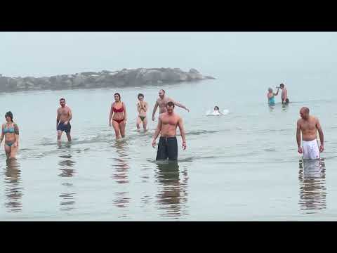 Bagno in mare a San Benedetto del Tronto 1 gennaio 2023