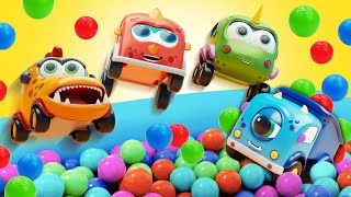 Os carros Mocas brincam na piscina com as bolinhas coloridas! Desenhos animados. Desenho animado