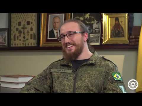 Lucas Leiroz da NR usa uniforme com padrão de camuflagem russa mas com bandeira do Brasil