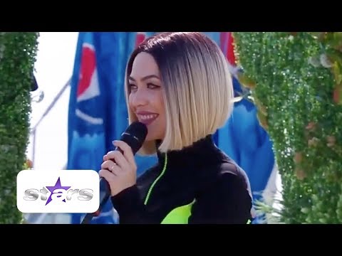 Cântăreața Ronna Riva a fost cerută în căsătorie într-un labirint, în Paris