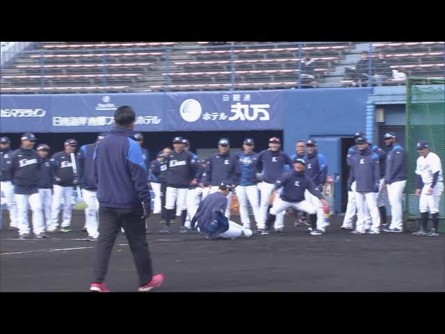 【春季キャンプ】6年ぶり復帰のライオンズ・炭谷銀仁朗が気迫のスライディングで盛り上げる!!  2024年2月8日 埼玉西武ライオンズ