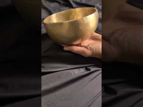 [A173] Special New Jambati singing bowl, ⌀15.4cm / 755g, 🔽 E4 +43c (338 Hz), 🔼 A#5 +20c (953 Hz) — VAYU sounds