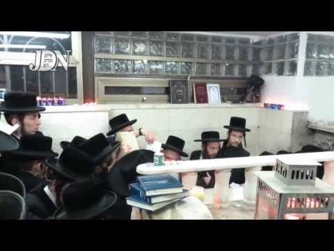 Nadvorna Yerushalayim Rebbe @ His father's Tziyun On The Yahrtzeit - Adar 1 5774
