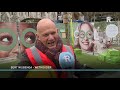 Wethouder Wijbenga plant de eerste nieuwe boom op de Coolsingel