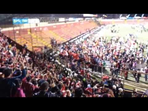 "Campeones en tu casa" Barra: La 12 &bull; Club: Alajuelense