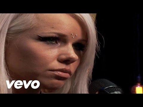 Kerli - Love Me Or Leave Me (Livestream)