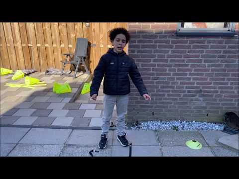 8 jarige Jamairo Jap-sam laat voetbal oefeningen zien tijdens corona crisis 2020