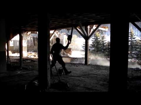 Abbruch extrem:  mit Motorsäge, Umlenkrollen, Seil und Traktor Belarus MTS 82