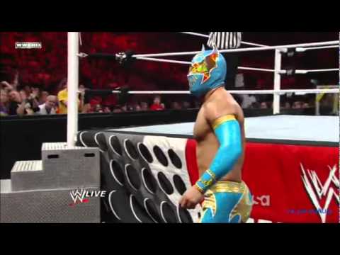 WWE Raw ★ Sín Cara vs Primo 4/11/11