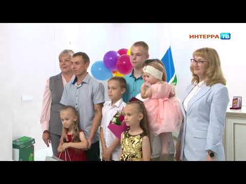 В Первоуральске наградили многодетных матерей и юбиляров супружеской жизни