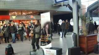 Syb in actie. Syb van der Ploeg zingt One van U2 op station Amersfoort