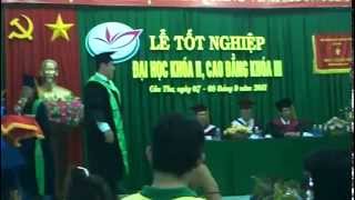 preview picture of video 'lễ tốt nghiệp lớp ĐH Tin học 2 - đại học tây đô - ngày 7-9-2011 P2'