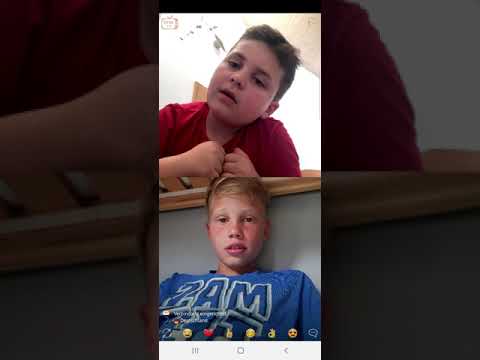 Er zeigt mir den Mittelfinger