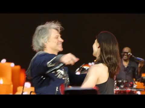 Bon Jovi - Bed Of Roses (Live at Wembley, London 2019) GIRL ON STAGE !!!