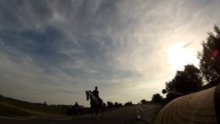 preview picture of video 'Paard op het fietspad / Meeting a horse'