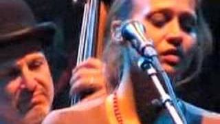 Fiona Apple &amp; Nickel Creek : Waltz (Better Than Fine)