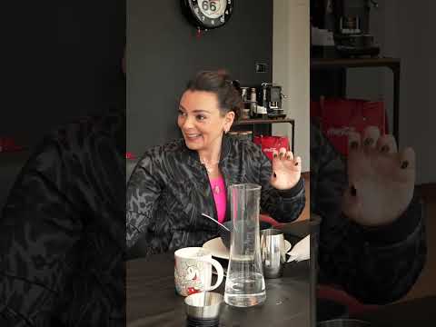 La differenza tra figlia e marito a tavola 😂  #arteteca #mammaefiglia  #famiglia #enzoemonica