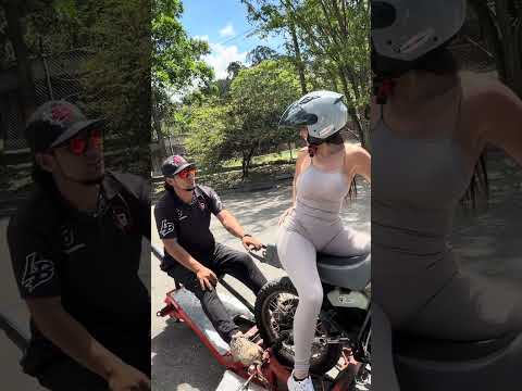 Eso es penalti #stuntbike #automobile #bikerchic #humor #motocross #stunt #bikers #comedia