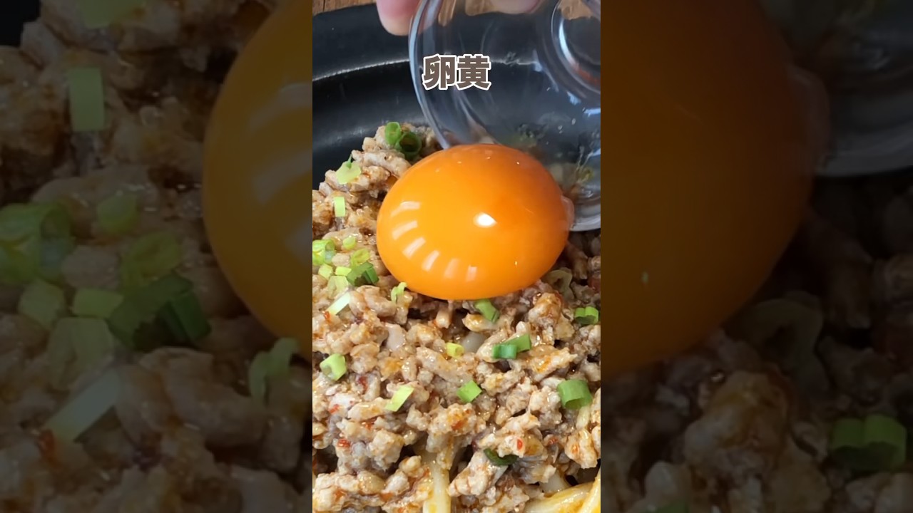 これはやみつき。一口食べた瞬間から箸止まらなくなる… レンジで激うま仕上げに卵黄が正義です。レシピは右上の点から説明欄へ #ズボラ飯 #お家ご飯 #ご飯記録 #レシピ