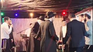 מרן הגאון הגדול הרב שמעוני בצלאלי שליט"א בהקבלת פני רבו בסוכה של  הגאון הרב מרדכי אהרון שליט"א