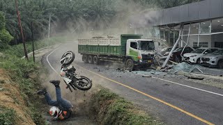 Download lagu Truck Rem Blong Tabrak Showroom Mobil || Pemotor Jungkir Balik Masuk Parit Gajah Di Bukit Kodok mp3