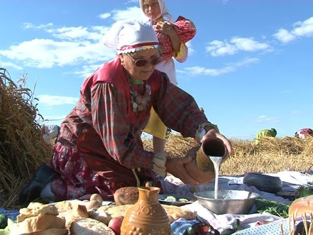 Малыш на руках, серп на плечах
