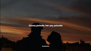 Büyük Ev Ablukada - GÜNEŞ YERİNDE (Sözleri)