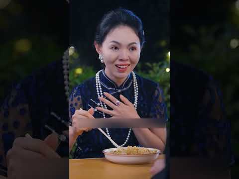 La bimba di 7 anni conquista il capo inappetente con il riso fritto e torna nella villa