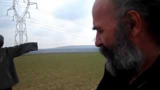 preview picture of video 'SAM1467 Strachy na ptaki na polu w Juilly-St.Mard we Francji'